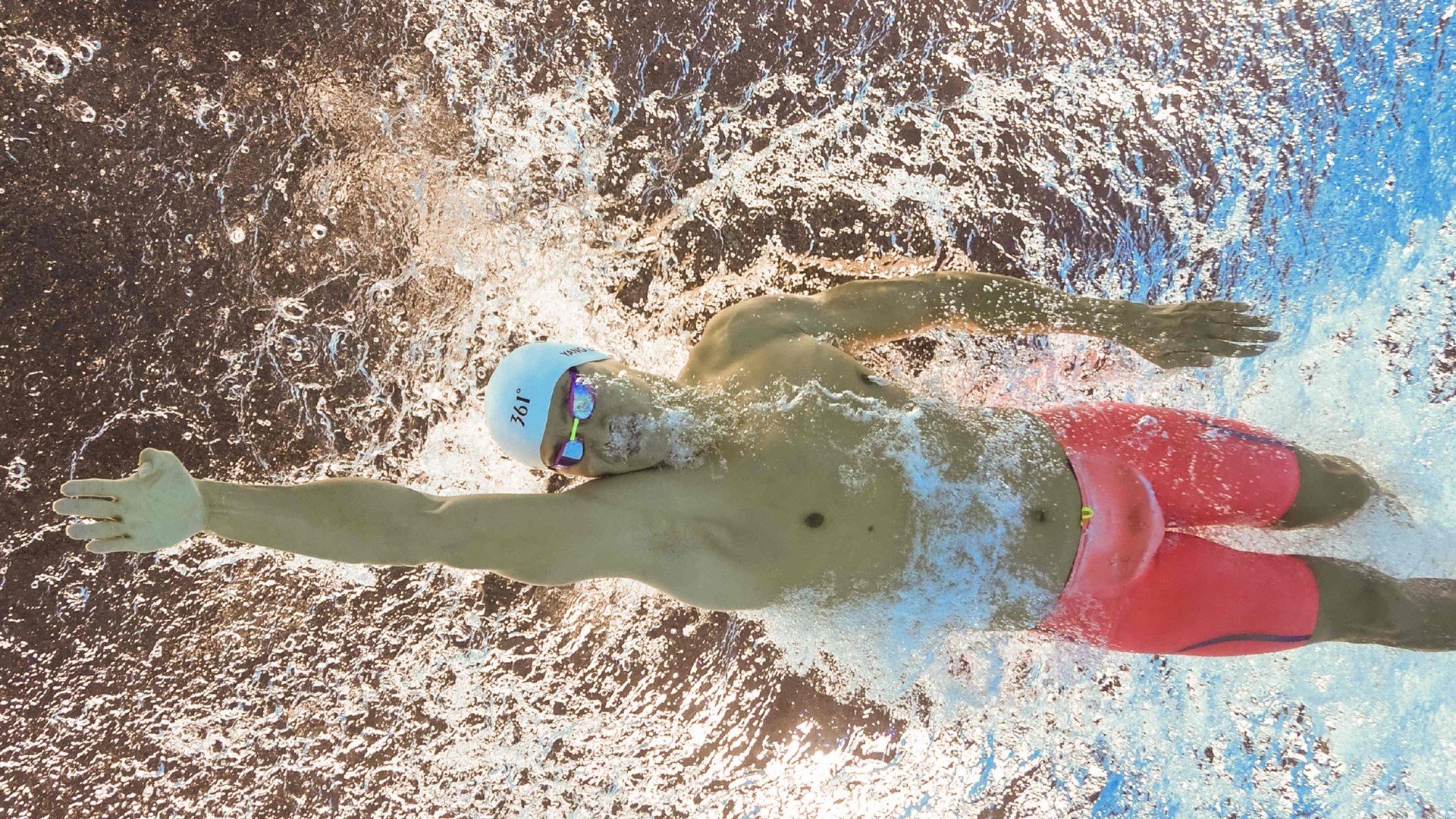 比利时游泳选手在男子100米蝶泳比赛中获得第八名，100蝶泳世界纪录视频